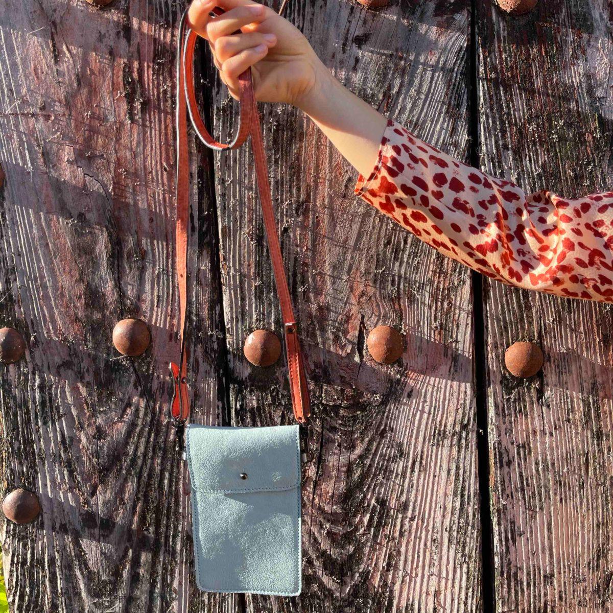 JOSEFINA PHONE CASE LIGHT BLUE - Image 3